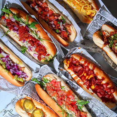 Este restaurante de Barcelona tiene los perritos calientes brasileños que siguen el lema “cuanto más, mejor”