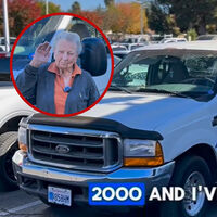 Esta anciana de 92 años se sacó el carné durante la Segunda Guerra Mundial y aún conduce todos los días, pero no quiere montarse en nada que no sea su enorme pick-up Ford diésel y manual