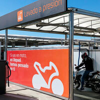 Japón vive en el 2050: han inventado un aparato que seca tu moto con viento a 280 km/h y cabe en la palma de la mano 