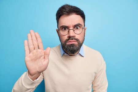 Hombre levantando la mano en señal de negativa