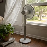 Así funciona la técnica de la ventana con los ventiladores: ayuda a echar el aire caliente y a mover mejor el aire 