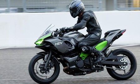 Kawasaki Muestra En El Circuito Su Modelo Hibrido Y Su Modelo Electrico En Accion 005