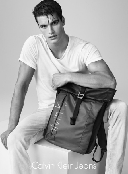 Matthew Terry lleva la simpleza del denim a nuevos niveles para Calvin Klein Jeans