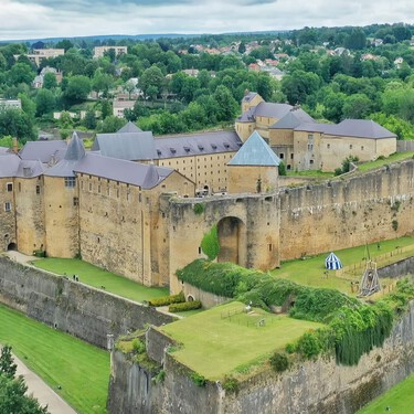 Con 35.000 m², siete pisos y una enorme muralla: este es el castillo medieval más grande de Europa, y lo puedes visitar 