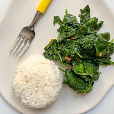 Espinacas al ajillo, una guarnición saludable y que está lista en diez minutos