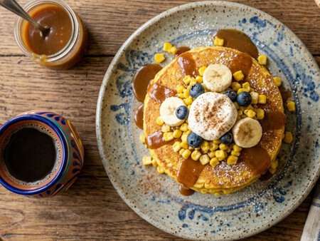 Cómo hacer unos hot cakes de elote enlatado con solo 5 ingredientes: quedan esponjositos y son perfectos para desayunar