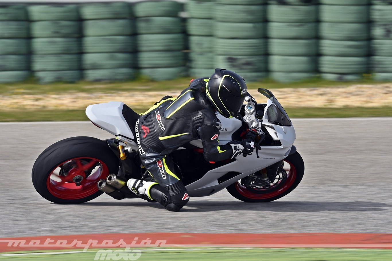 Öhlins, 113 cv y cambio semi; descubrimos la cara más sport de la Ducati Supersport S en circuito