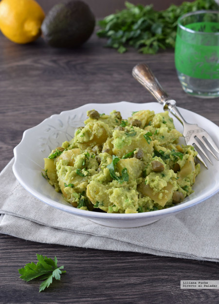 Ensalada de patata cremosa con salsa de aguacate. Receta saludable y fácil
