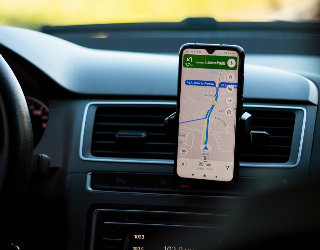 Todas las multas que contempla la DGT por llevar el móvil en el lugar inadecuado (incluso con soportes homologados)