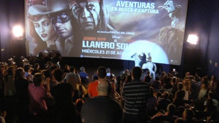 El llanero solitario recrea el tráiler de la película en una sala de los cines Kinépolis de Madrid