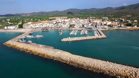 Pueblo Pesquero Bonito Mar Sin Turistas Tarragona Tranquilo
