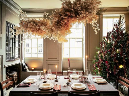La Navidad según Zara Home se extiende por toda la casa con los colores y texturas más tradicionales; rojos, verdes, cuadros y muchas ramas vegetales