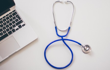 Clases de yoga, consultas psicológicas y médicas, cuentacuentos... una ola de servicios desinteresados invade las redes sociales