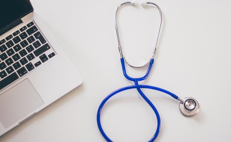 Clases de yoga, consultas psicológicas y médicas, cuentacuentos... una ola de servicios desinteresados invade las redes sociales