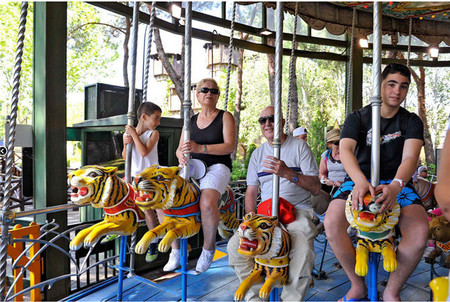 'Mayores al Parque': los abuelos madrileños que cuidan de sus nietos pueden entrar gratis al Parque de Atracciones este verano