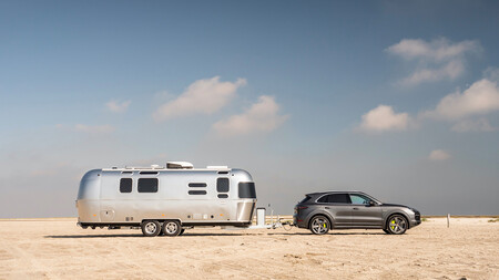 Porsche Cayenne Tirando De Una Caravana Streamliner