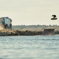 Deportes extremos, nivel: saltar 20 metros en wakeboard tirado por un enorme camión Kamaz del Dakar 