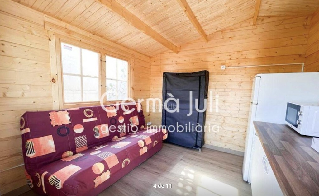 Publican un polémico anuncio de un apartamento de 12 m² por 600 euros al mes en Badalona. Y es una mini casa prefabricada en la terraza de una vivienda
