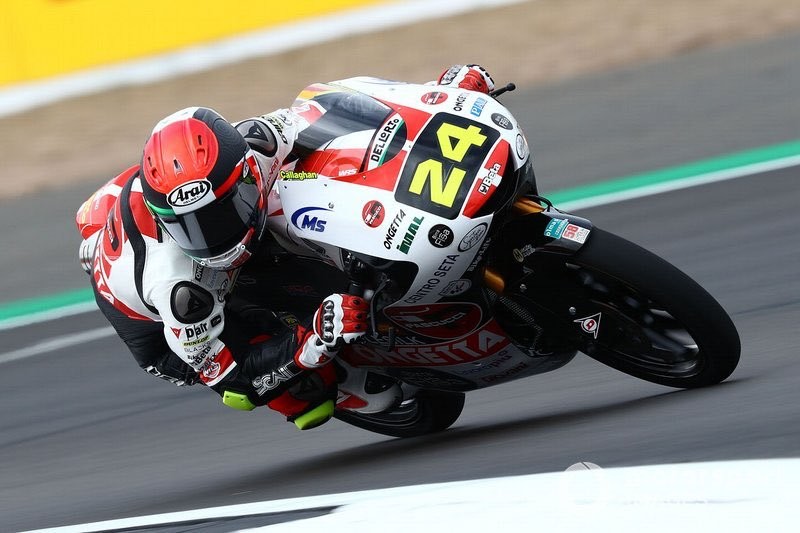 Tatsuki Suzuki se impone en una accidentada carrera de Moto3 que comprime más la general