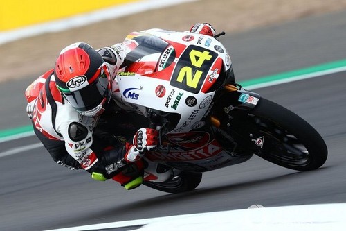 Tatsuki Suzuki se impone en una accidentada carrera de Moto3 que comprime más la general