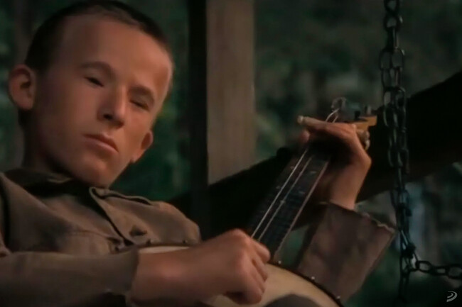 Hace 54 años, usó la magia del cine para tocar el banjo con una mano: consiguió una de las escenas más recordadas del cine de aventuras y un éxito de ventas