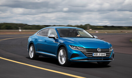 El Volkswagen Arteon eHybrid, con hasta 59 km de autonomía y etiqueta CERO, ya tiene precio en España