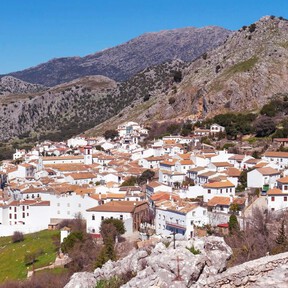En este pueblo blanco de Cádiz con herencia árabe nace uno de los ríos más caudalosos de España: perfecto para una escapada en el corazón de la sierra