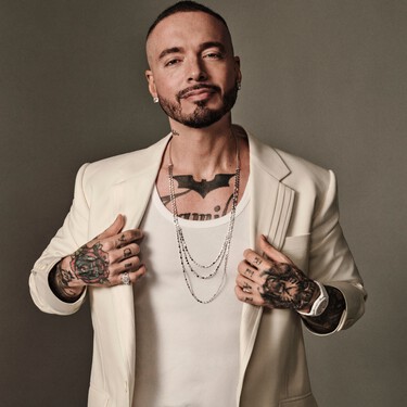 J Balvin planta cara a Bad Bunny y anuncia junto con Nike las Air Jordan color mazapán que le dan vida a tus looks neutros del otoño 