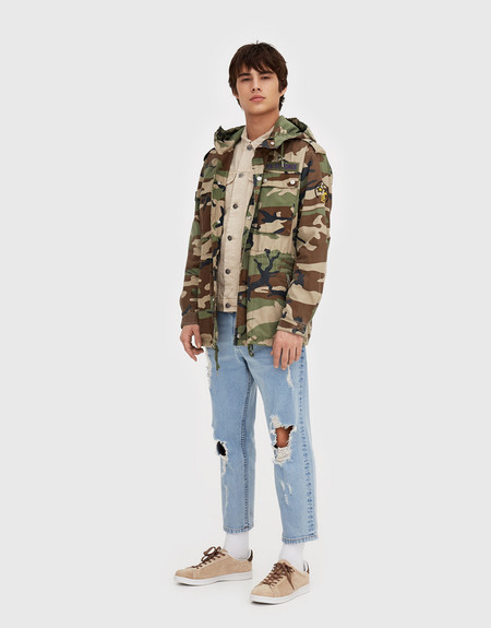 50% de descuento en esta parka ligera de camuflaje en Pull&Bear: se queda en 19,99 euros