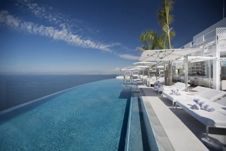 Sólo se vive una vez, así que por qué no reservar en una de estas 11 piscinas infinitas hechas para ti ¿Reservas?