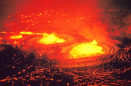 La hipnótica erupción del volcán Kilauea en Hawái. Vídeo.