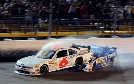 Cruzando la línea de meta estilo NASCAR