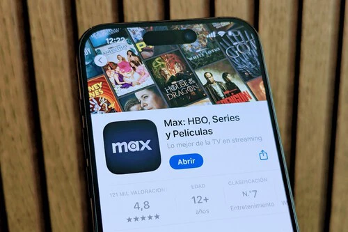 Foto de un iPhone 15 Pro con la ficha de la App Store de Max en pantalla