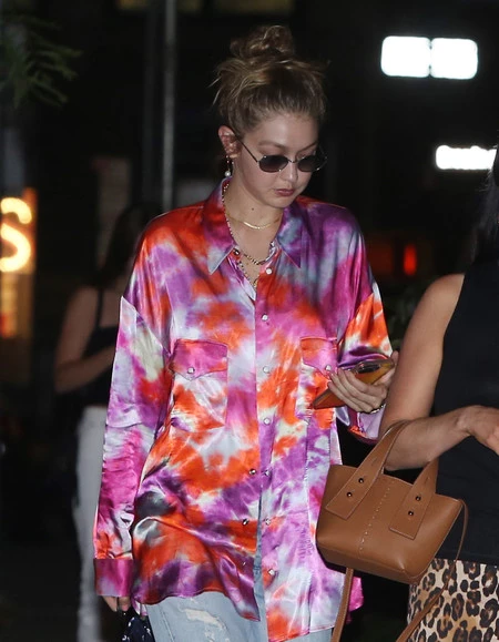 Gigi Hadid apuesta por el tie-dye oversize y gana en estilo a su hermana Bella