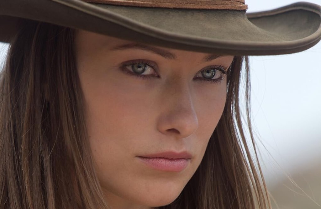 Olivia Wilde explica cómo Walton Goggins le salvó la vida rodando 'Cowboys & Aliens'. 