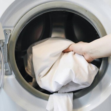 Estas son las razones por las que es aconsejable mezclar detergente y sal en la lavadora 