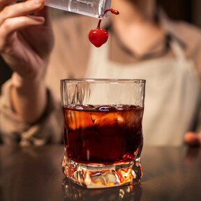 Rematamos la comida en familia del domingo con este licor de pacharán que sale por poco más de 6 euros la botella 