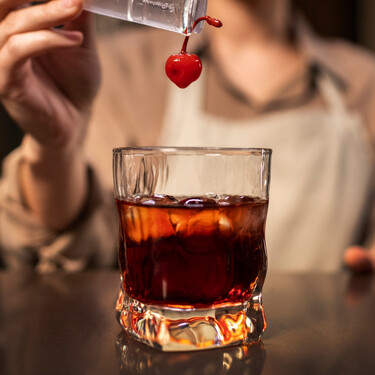 Rematamos la comida en familia del domingo con este licor de pacharán que sale por poco más de 6 euros la botella 