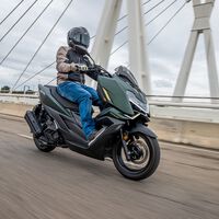 China ha empezado el asedio a la moto más vendida de España. Me he subido a la Zontes 125X y por 2.688 euros mete miedo 