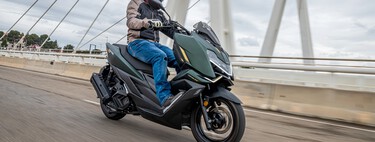 China ha empezado el asedio a la moto más vendida de España. Me he subido a la Zontes 125X y por 2.688 euros mete miedo 