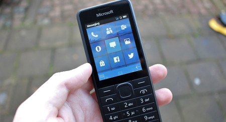 Microsoft RM-1182: el 'teléfono tonto' de Microsoft que imitaba a Windows Mobile y nunca vio la luz