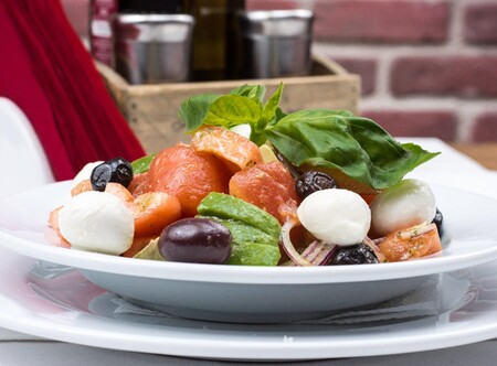 Llevar una dieta mediterránea se asocia a mejores habilidades cognitivas en la vejez, según un estudio reciente