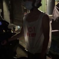 Lo último en equipación motera, una bolsa de plástico del súper