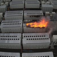 Hay un parque de baterías de Tesla ardiendo y los bomberos llevan días y días intentando apagarlo