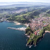 El pueblo de Asturias que hay que visitar sí o sí: ambientazo sin masificación, marisco y playas eternas 