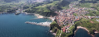 El pueblo de Asturias que hay que visitar sí o sí: ambientazo sin masificación, marisco y playas eternas 