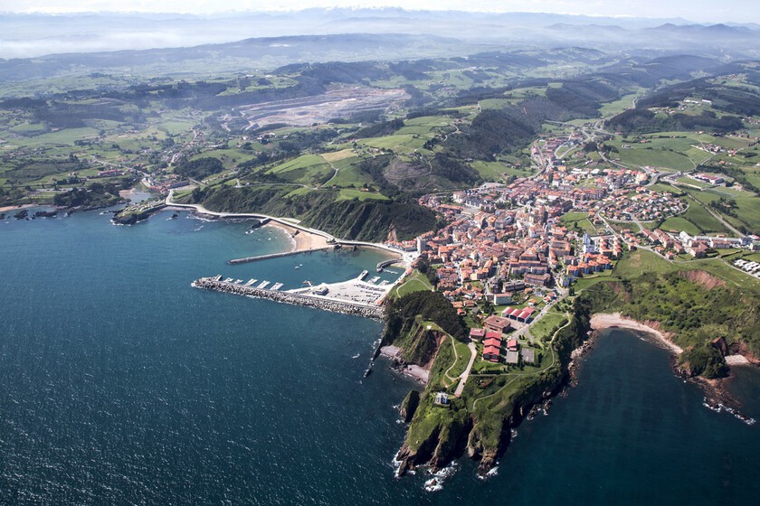 El pueblo de Asturias que hay que visitar sí o sí: ambientazo sin masificación, marisco y playas eternas
