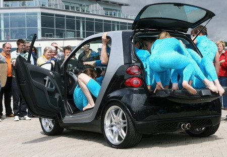 Cómo meter 13 personas dentro de un Smart ForTwo