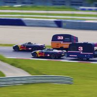 Dos pilotos de Fórmula 1, dos Aston Martin con caravanas y una loca carrera al más puro estilo Top Gear 