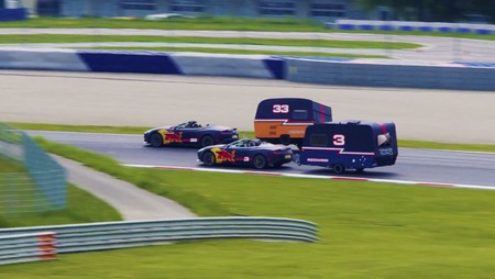 Dos pilotos de Fórmula 1, dos Aston Martin con caravanas y una loca carrera al más puro estilo Top Gear
